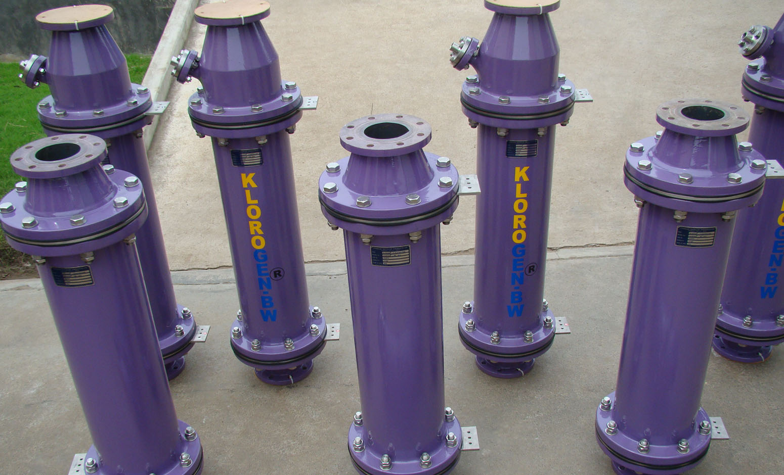 VERTICAL ELECTROLYZER